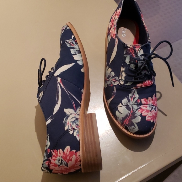 Gap floral fabric Oxford lace up. Size 7 - Picture 7 of 7